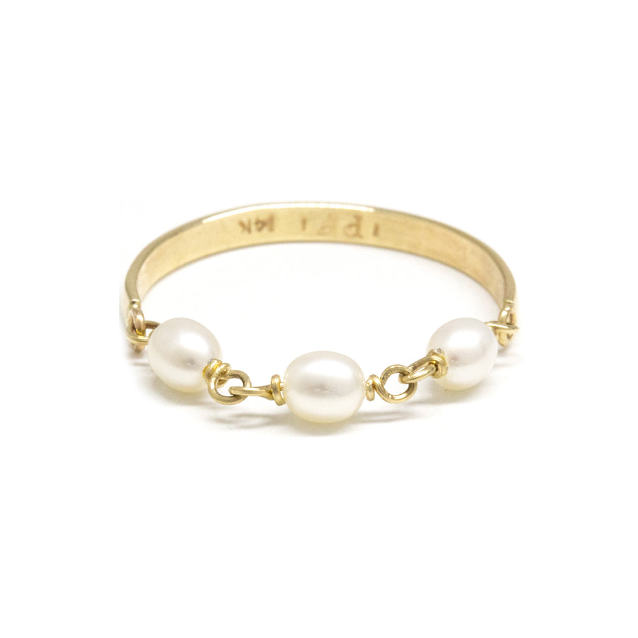 Contrast Petite Pearl Gold Band Ring